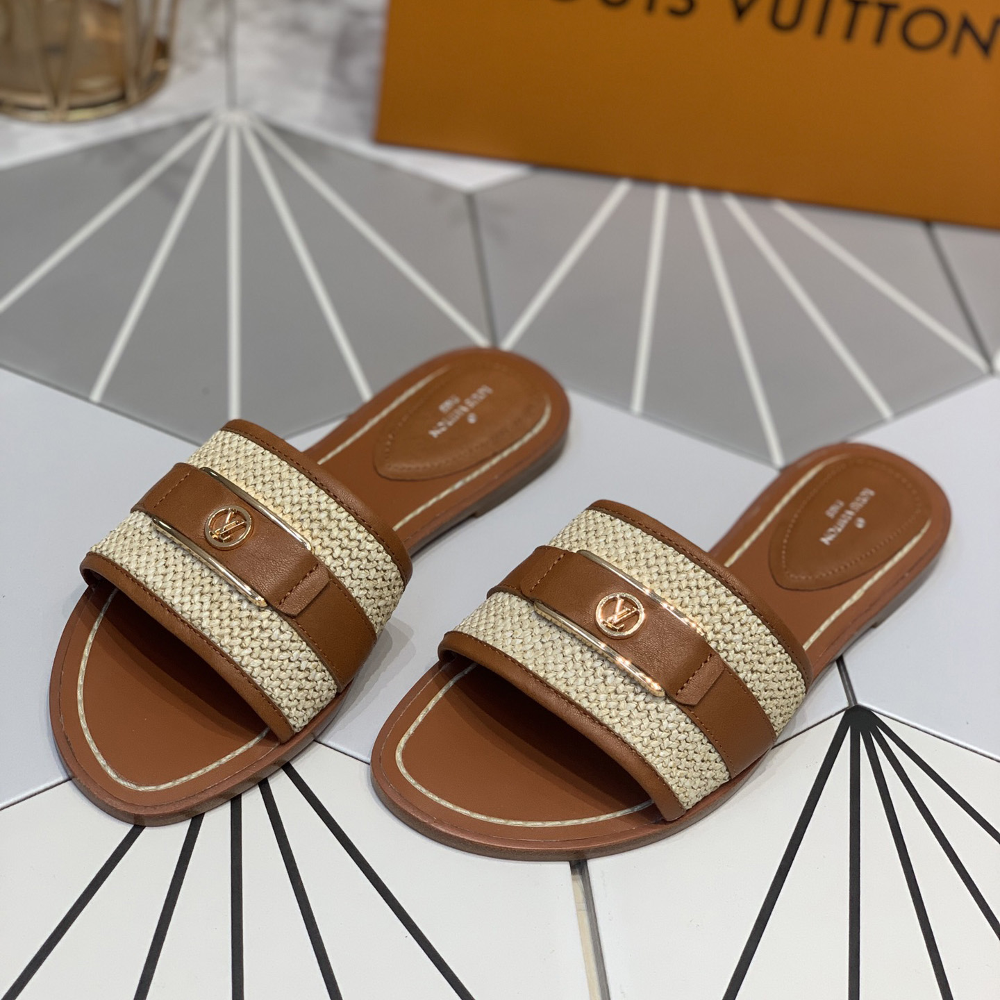 Louis Vuitton Lock It Flat Mule   1AA1A6 - DesignerGu