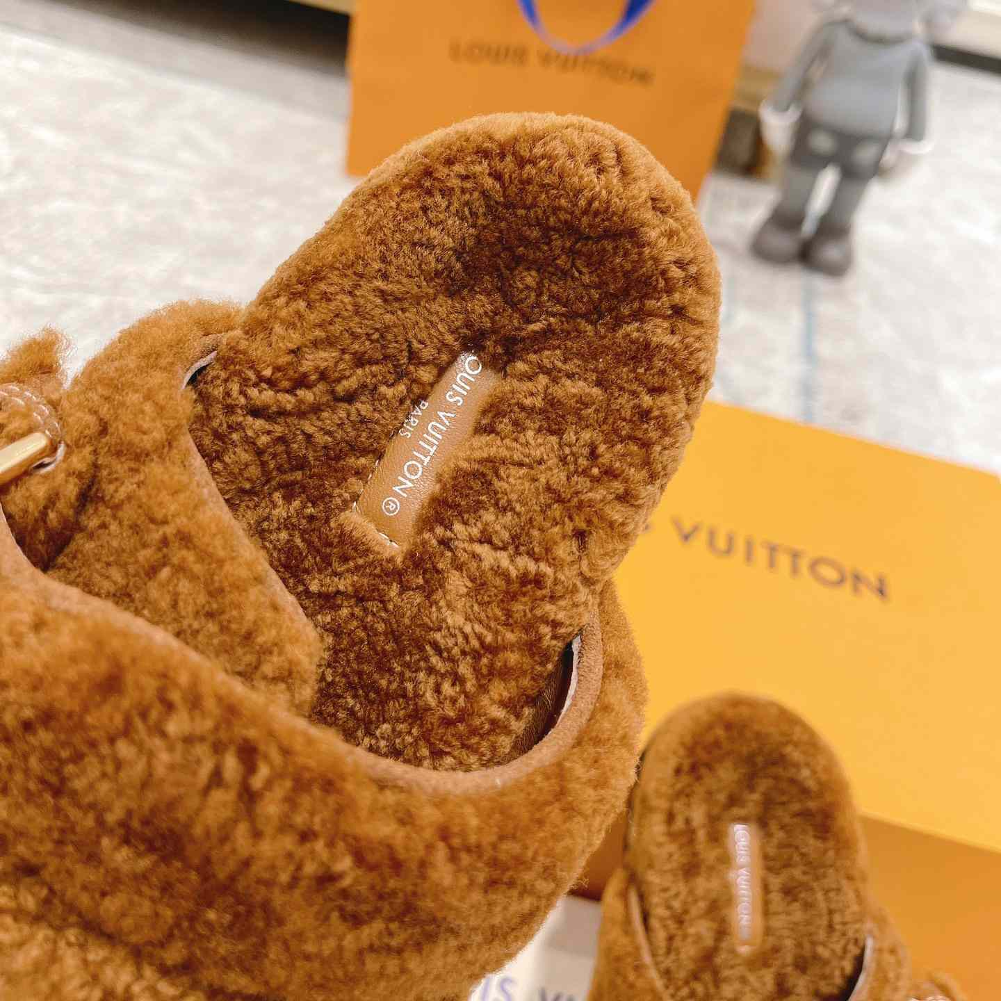 Louis Vuitton  Paseo Flat Comfort Mule     1AACRN - DesignerGu