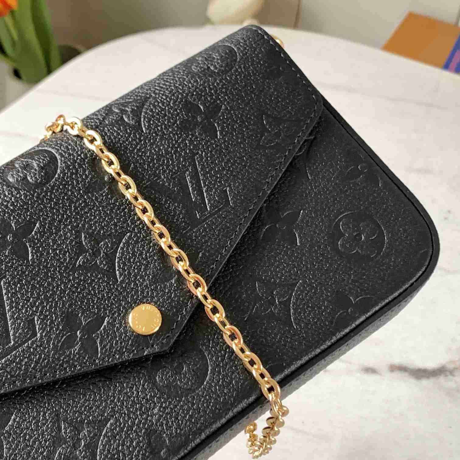 Louis Vuitton Félicie Pochette (21 x 12 x 3cm)   M64064 - 