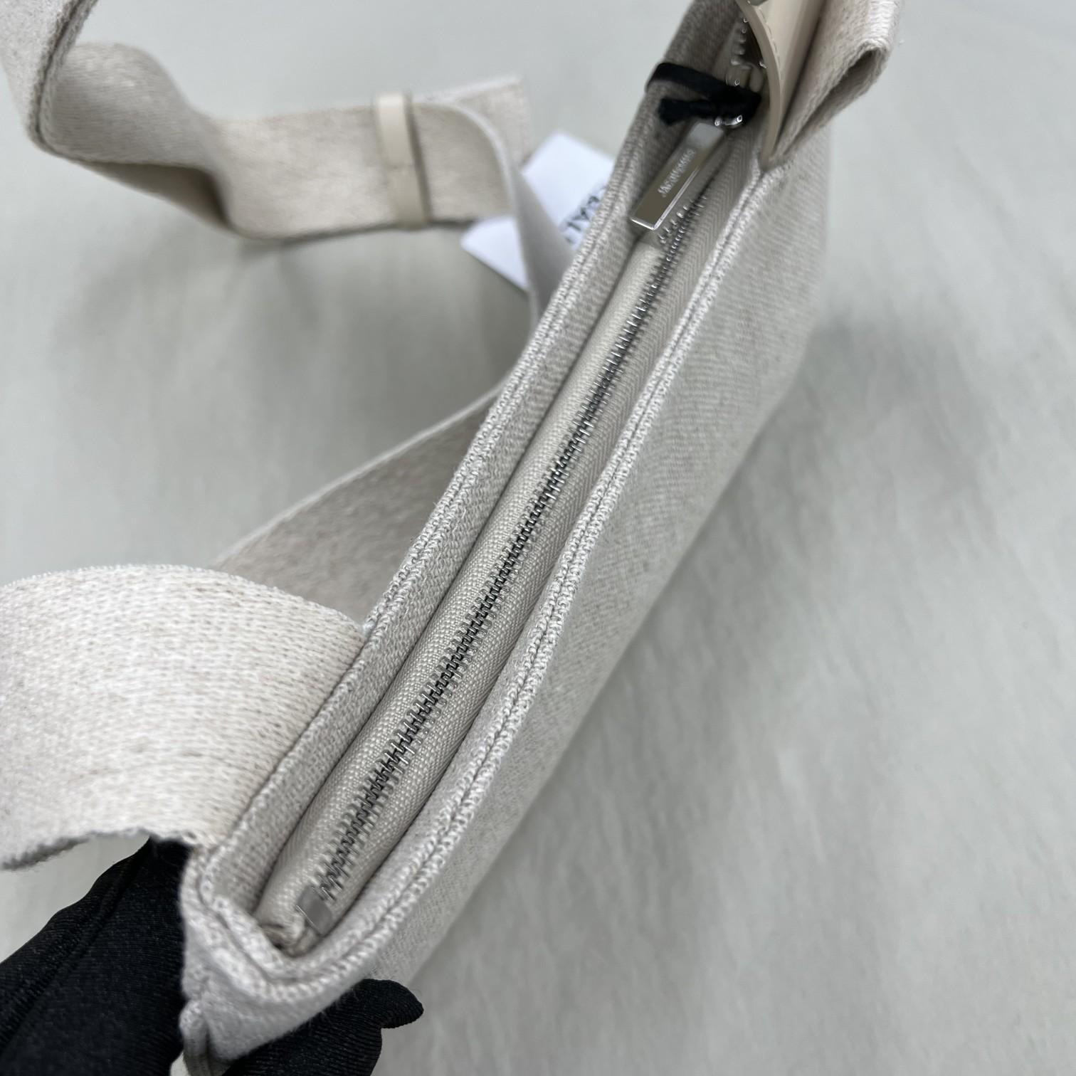 Jacquemus Le Bisou Gros Grain Buckled Shoulder Bag - 