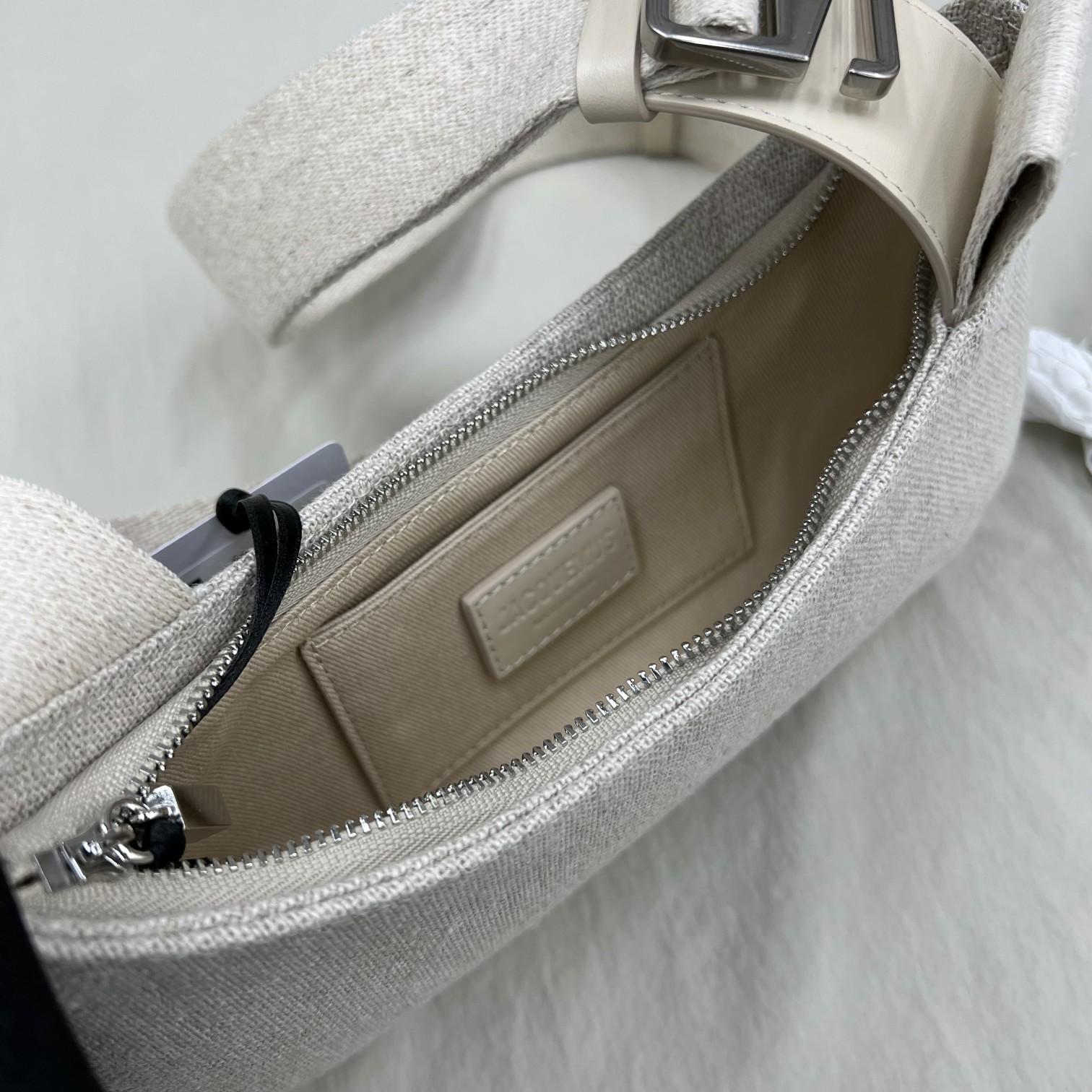 Jacquemus Le Bisou Gros Grain Buckled Shoulder Bag - 