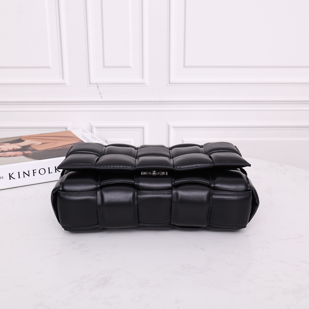 Bottega Veneta Padded Cassette Bag(26*18*8CM) - DesignerGu