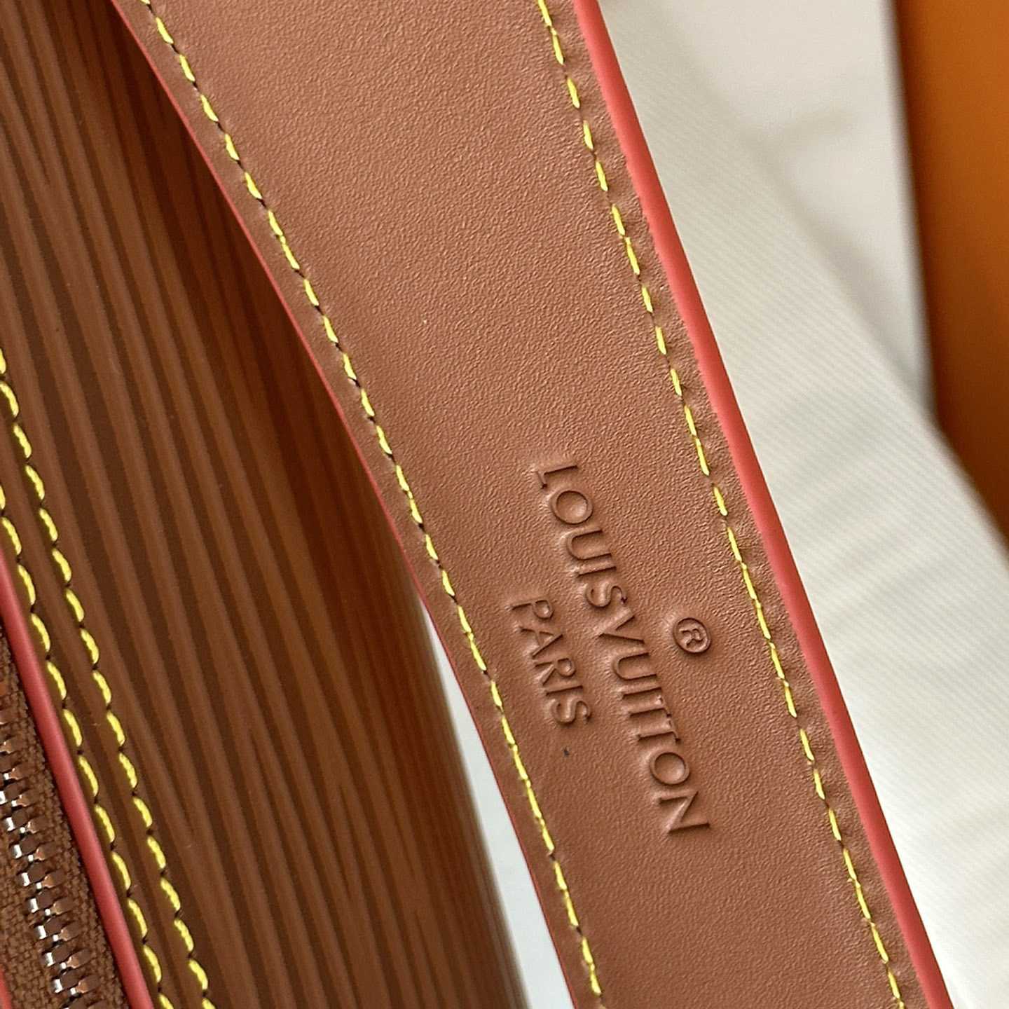 Louis Vuitton Soft Polochon MM   M23092 - 