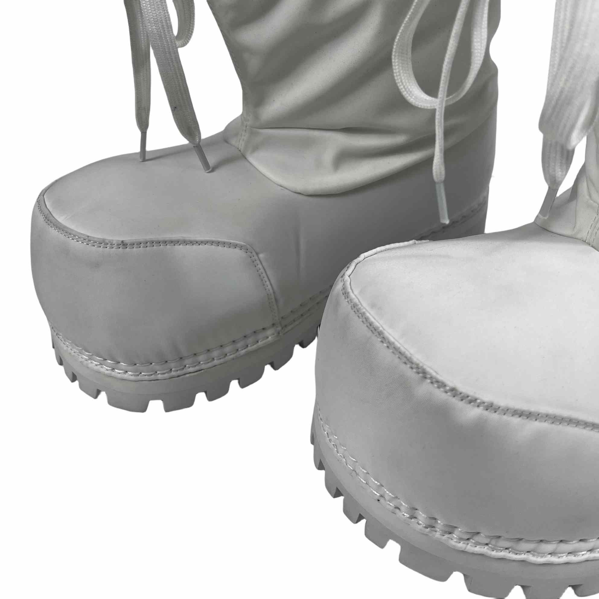 Balenciaga Alaska Low Boot In White Nylon - 