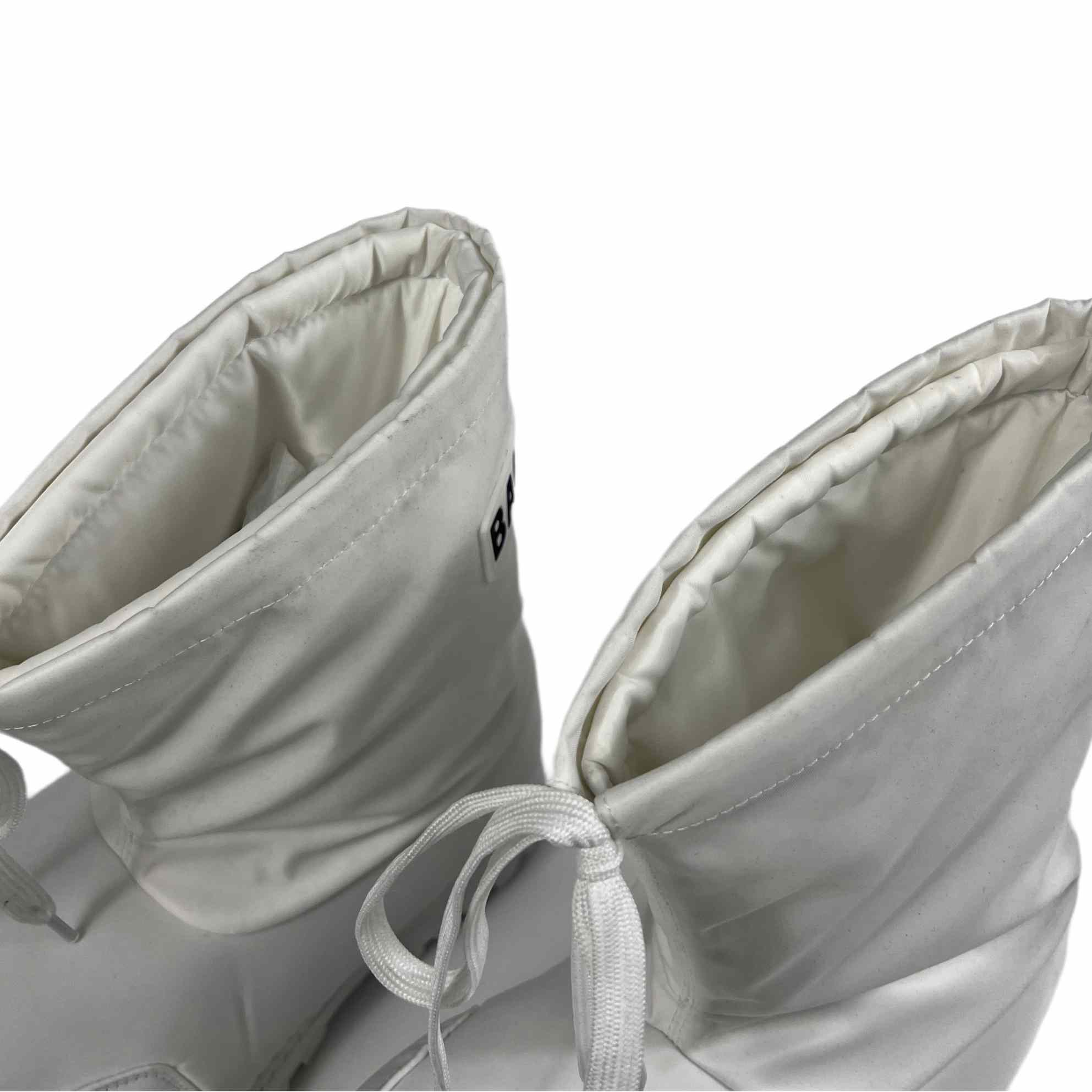 Balenciaga Alaska Low Boot In White Nylon - 