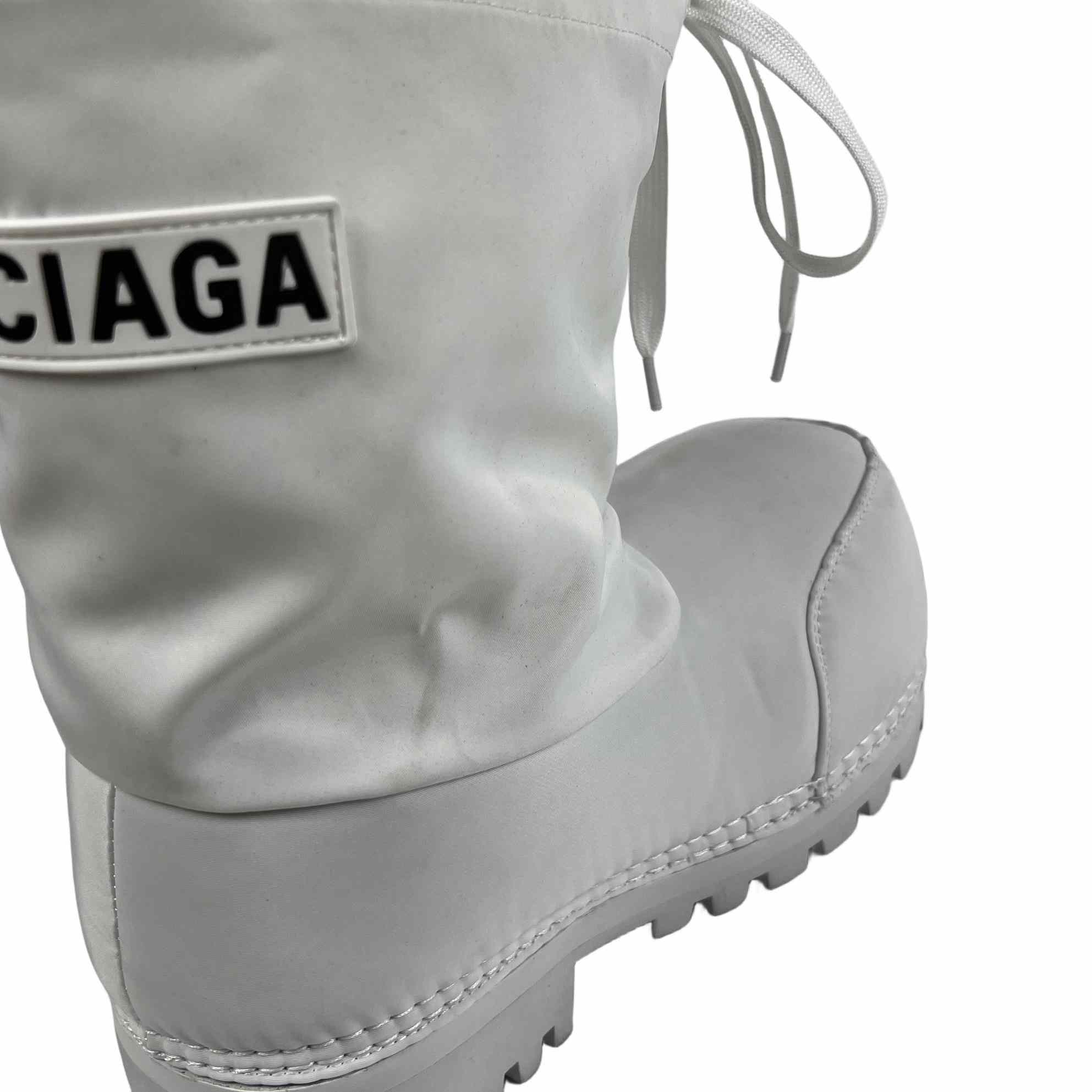 Balenciaga Alaska Low Boot In White Nylon - 