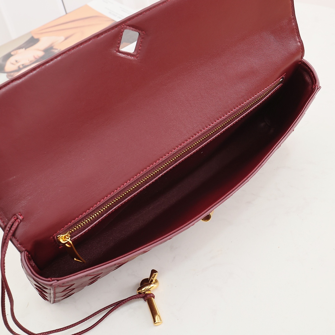 Bottega Veneta Long Clutch Andiamo With Handle - 
