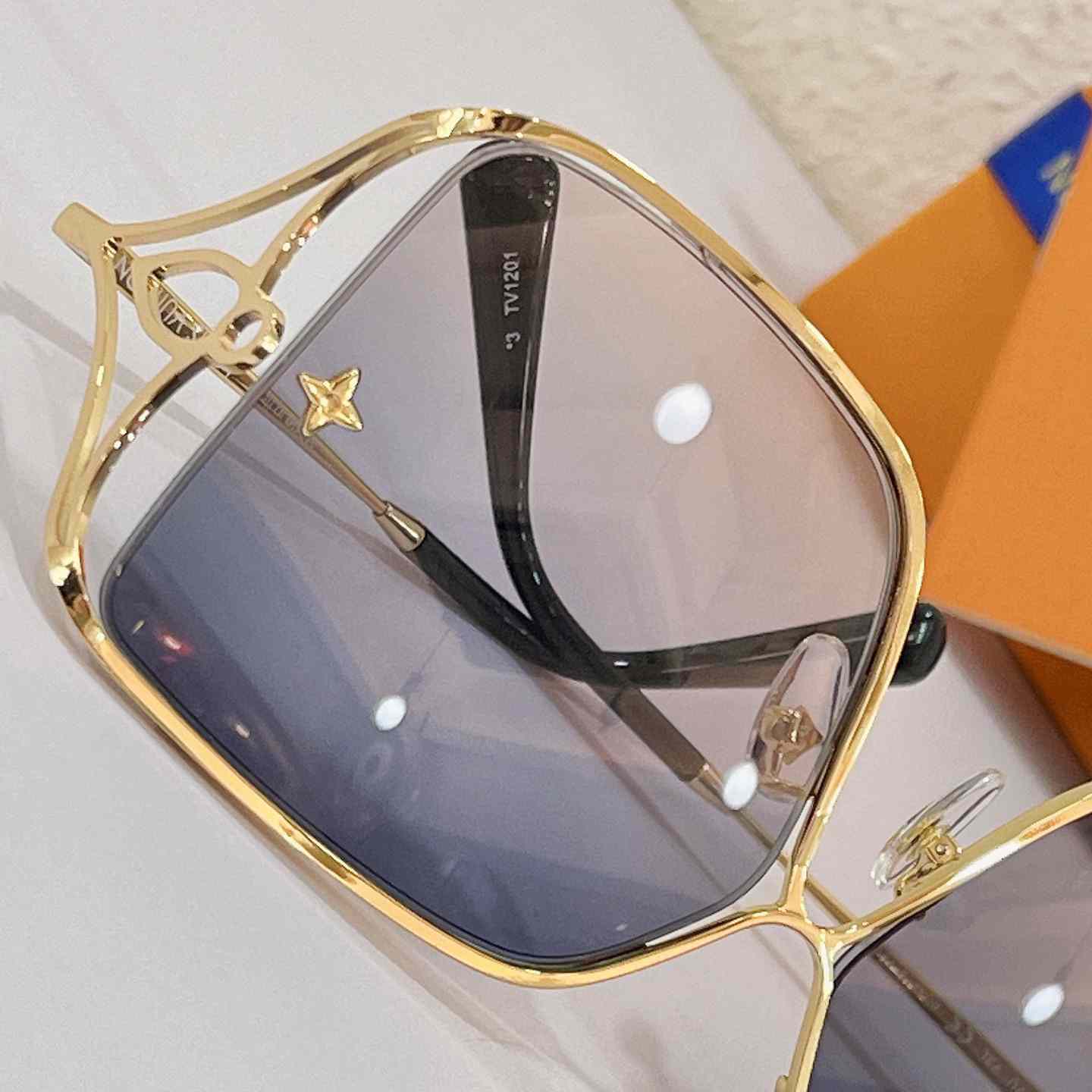 Louis Vuitton LV Petal Square Sunglasses   Z1629 - 