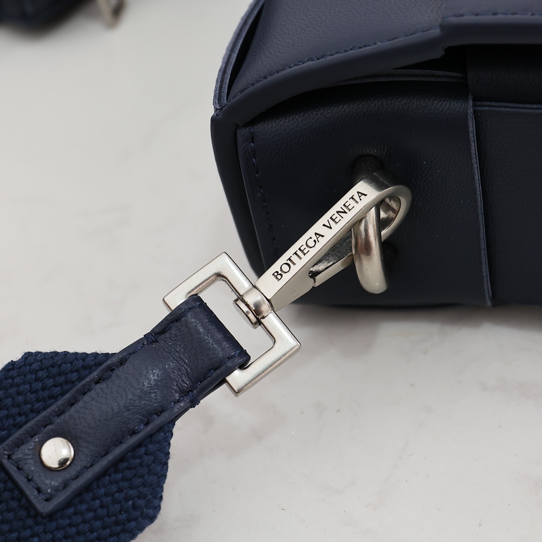 Bottega Veneta Cassette With Versatile Strap - 