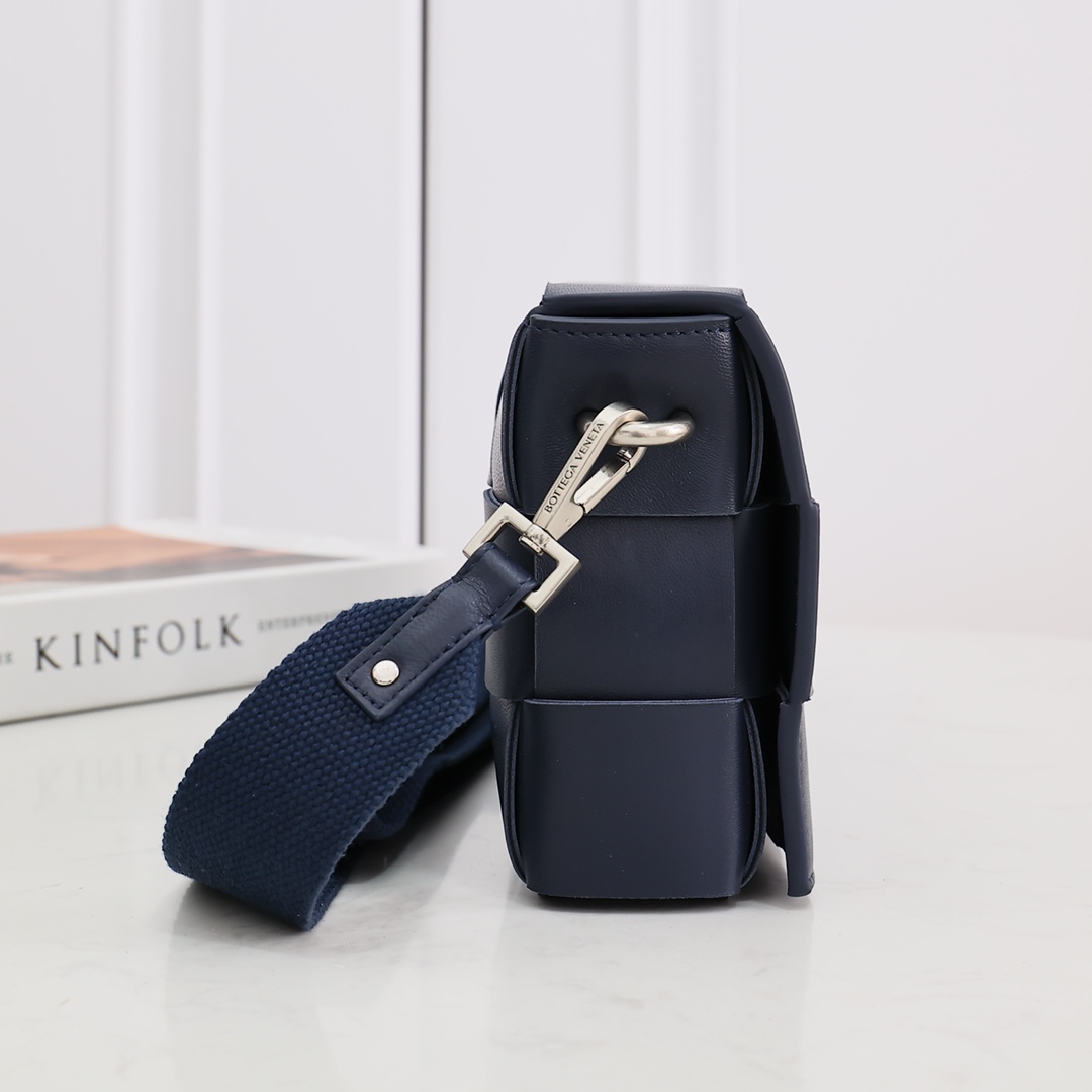 Bottega Veneta Cassette With Versatile Strap - 