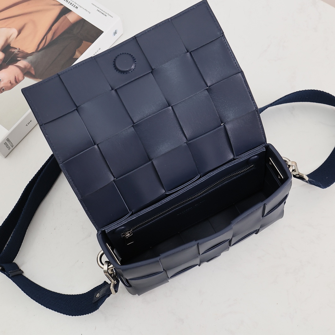 Bottega Veneta Cassette With Versatile Strap - 