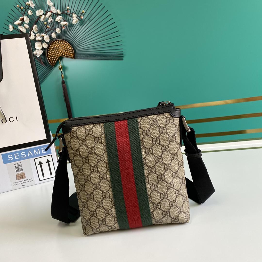 Gucci Web GG Supreme Flat Messenger  - 