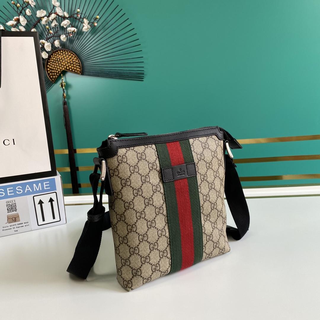 Gucci Web GG Supreme Flat Messenger  - 