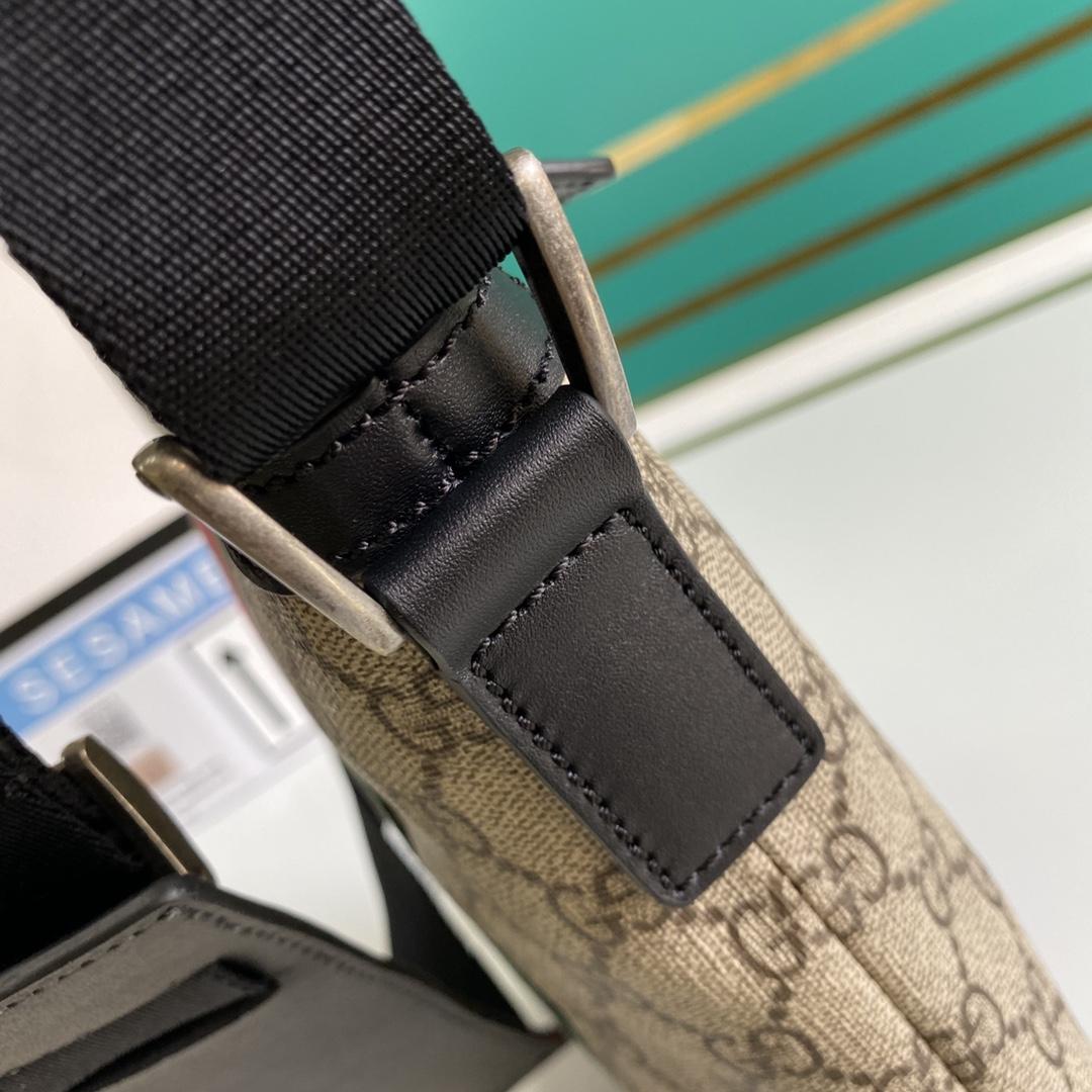 Gucci Web GG Supreme Flat Messenger  - 