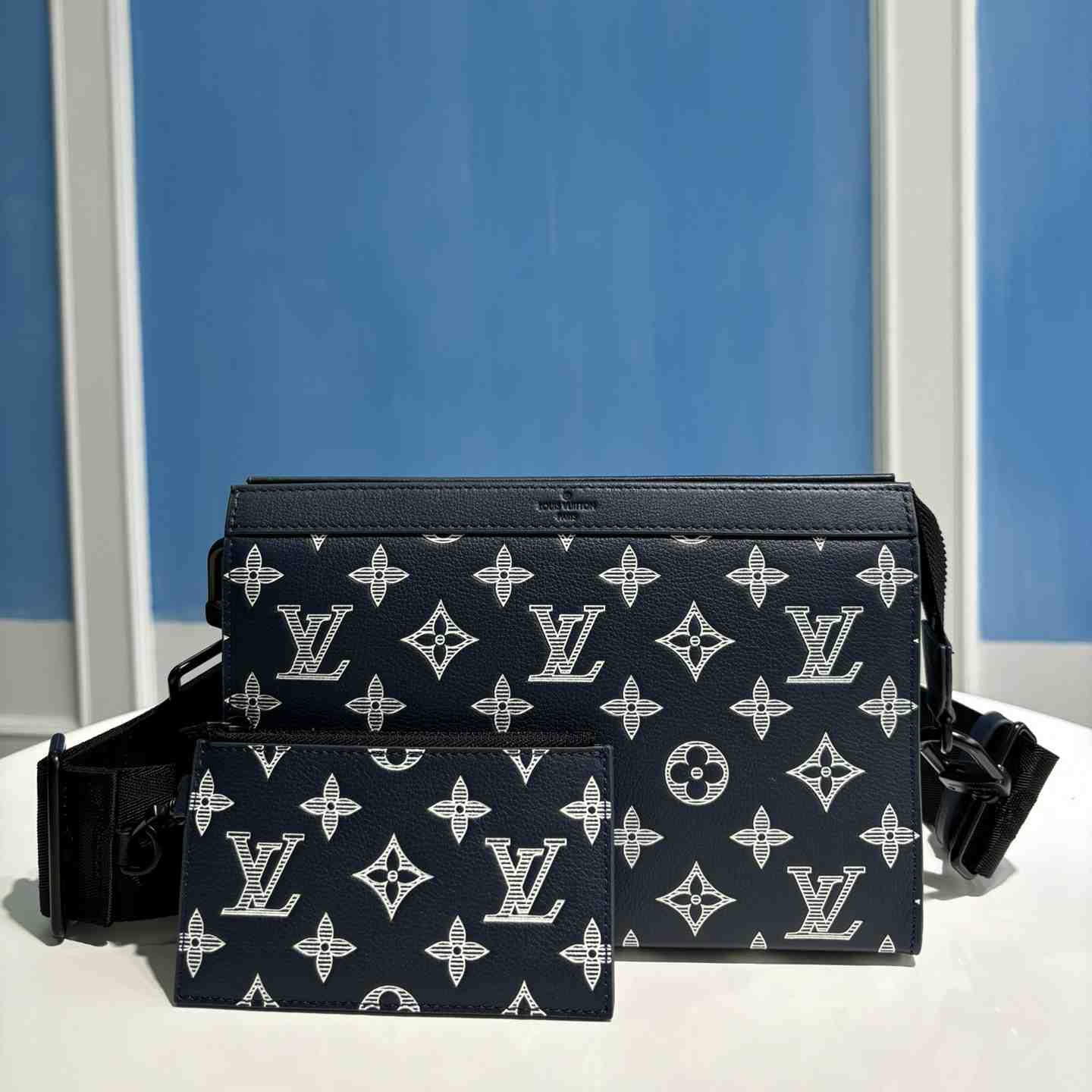 Louis Vuitton Gaston Wearable Wallet   M83384 - DesignerGu