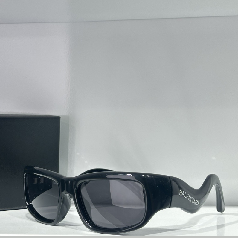 Balenciaga Hamptons Rectangle Sunglasses In Black - DesignerGu