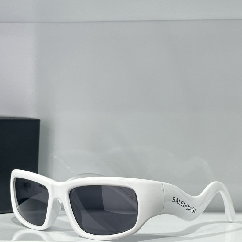 Balenciaga Hamptons Cat Sunglasses In White    - DesignerGu