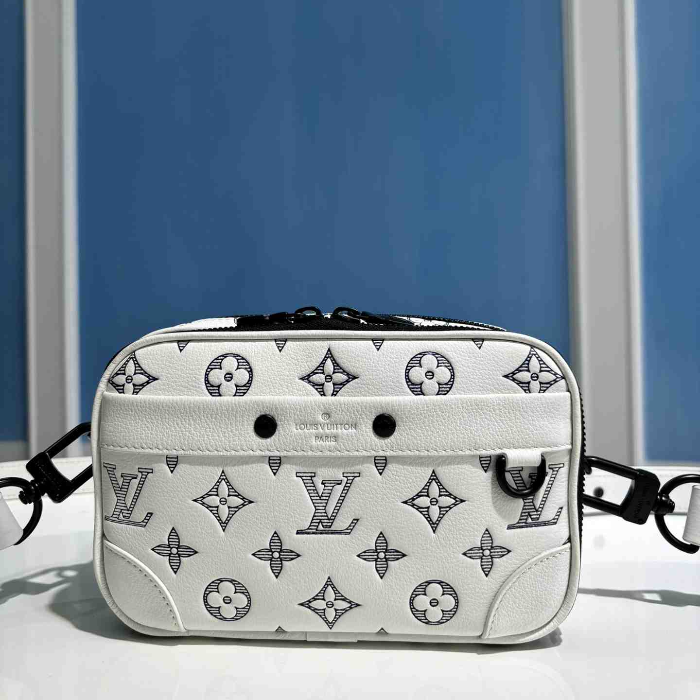 Louis Vuitton Alpha Wearable Wallet   M83383 - DesignerGu