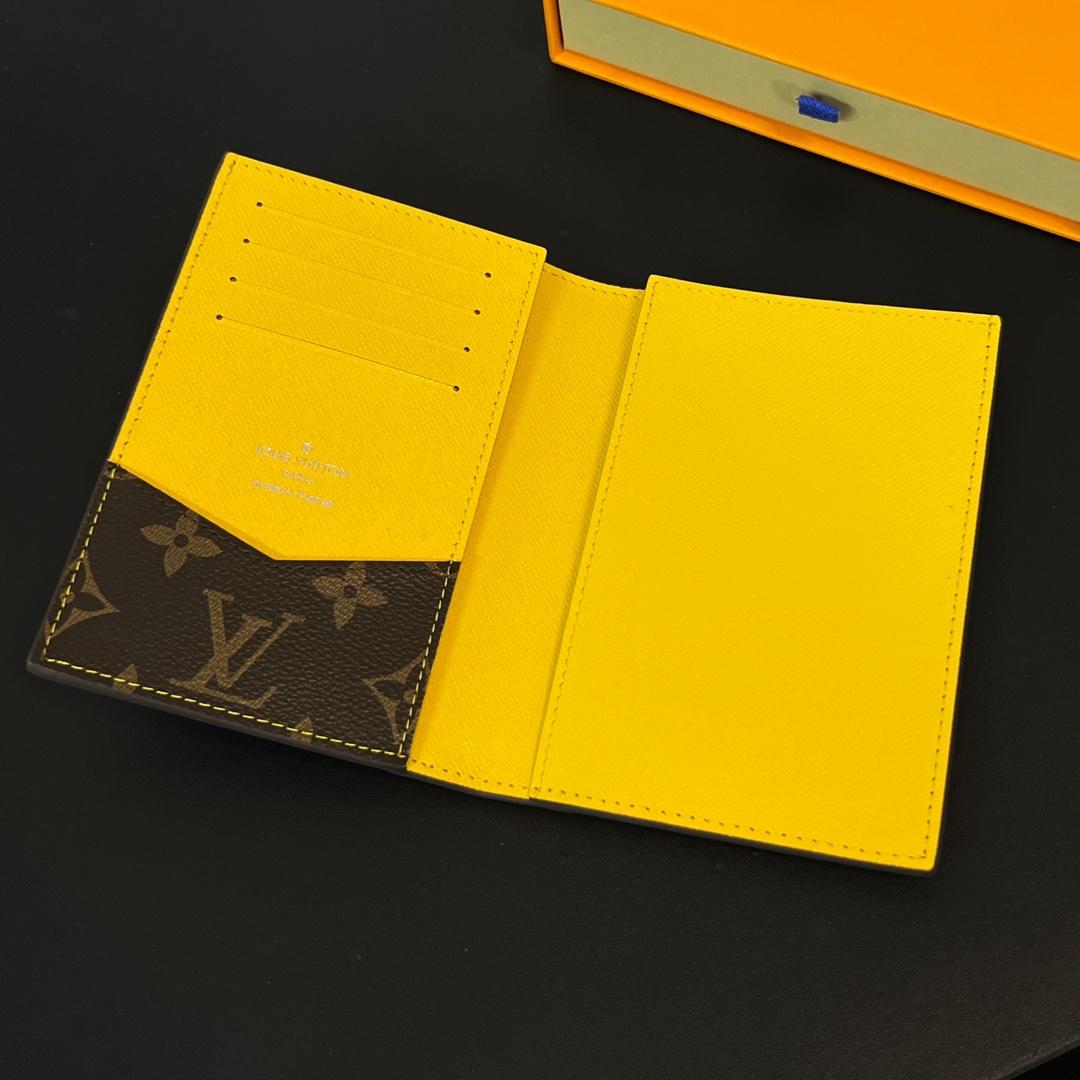 Louis Vuitton Passport Cover   M82864 - 