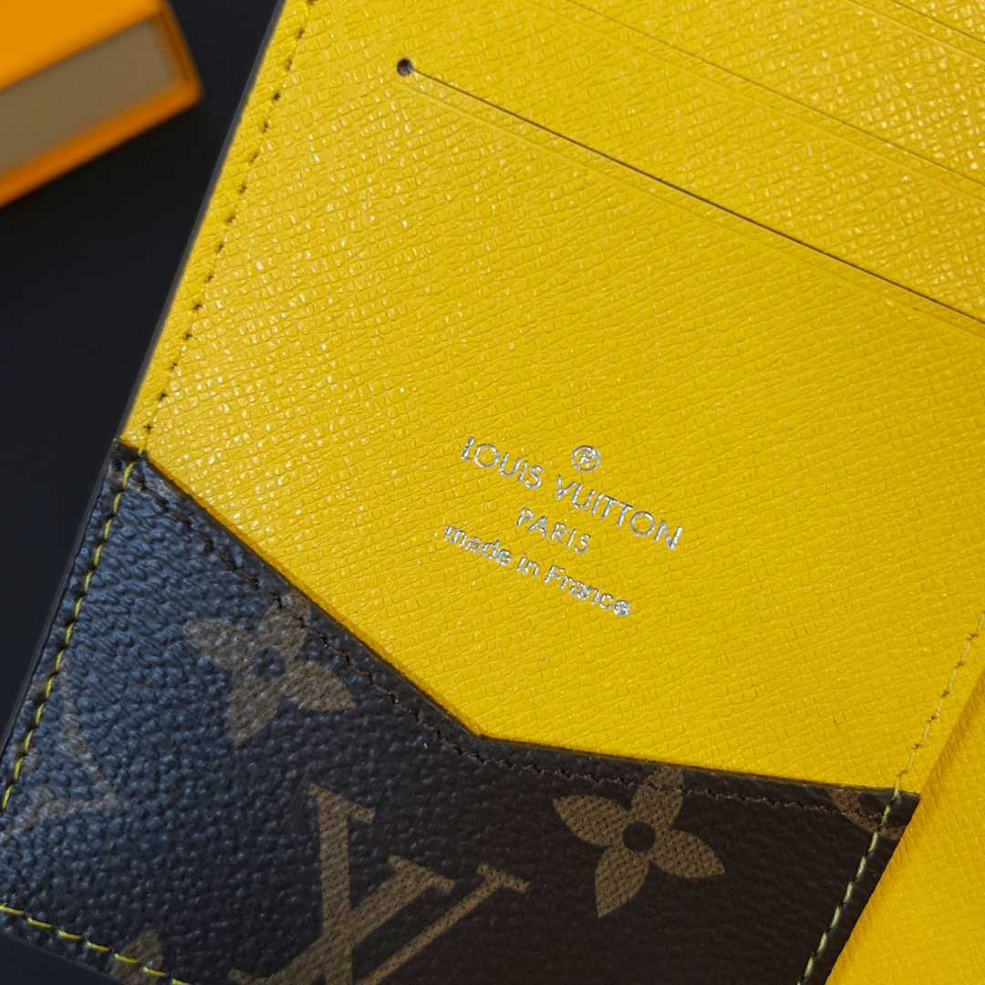 Louis Vuitton Passport Cover   M82864 - 
