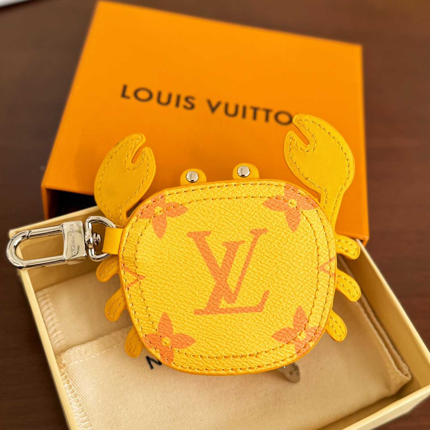 Louis Vuitton LV Crab Bag Charm   M01932 - 