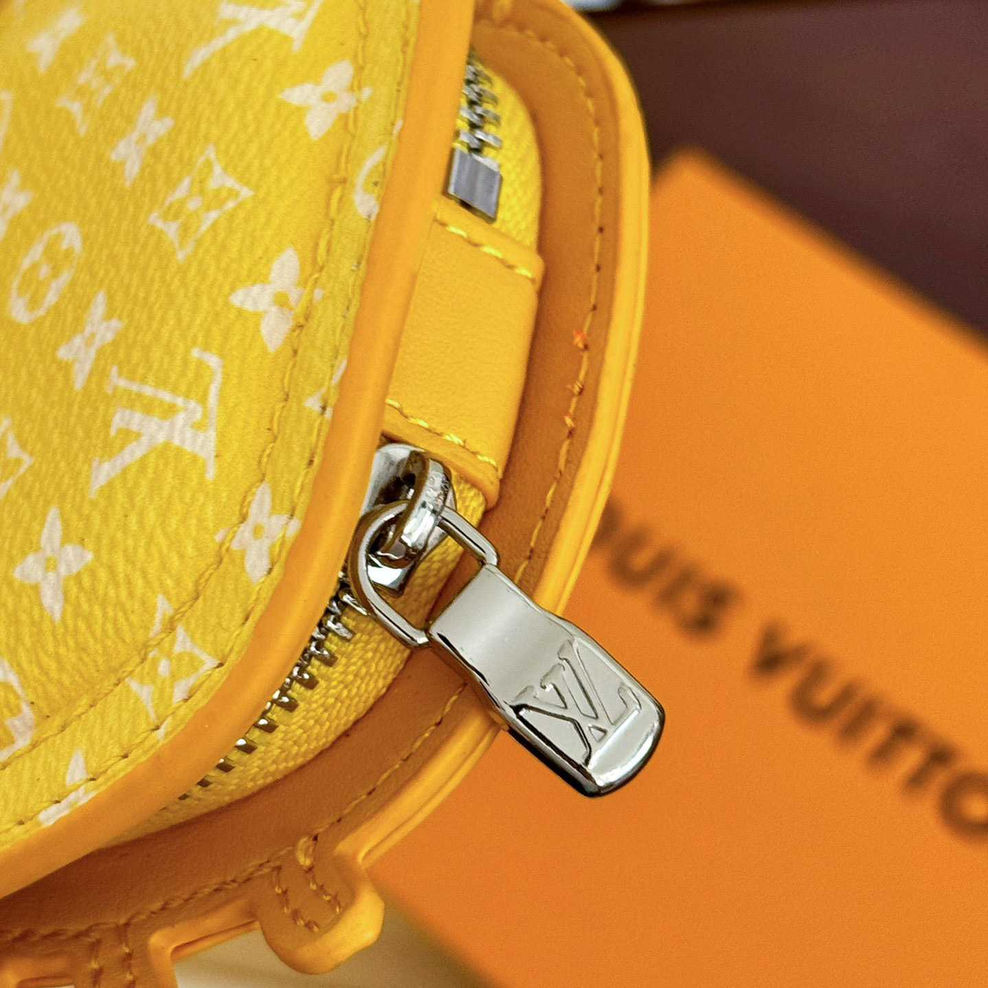 Louis Vuitton LV Crab Bag Charm   M01932 - 