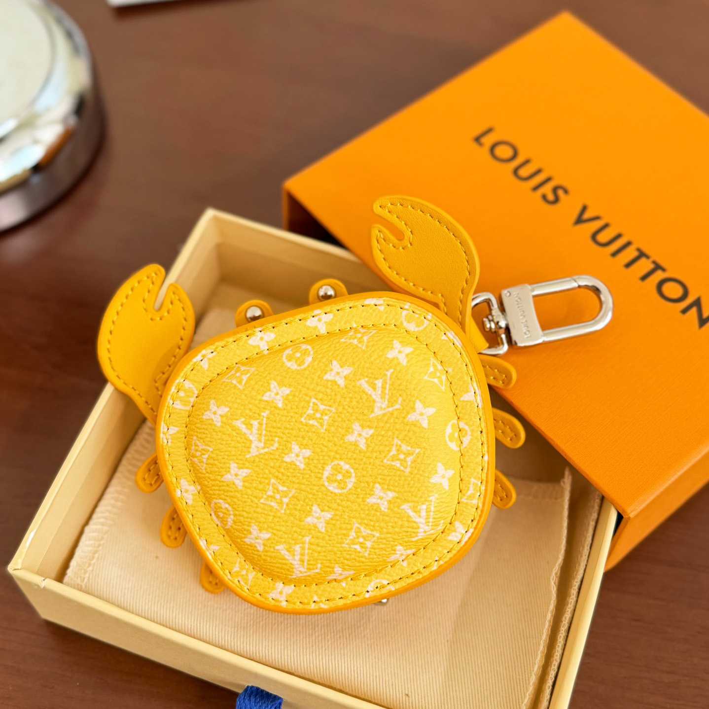 Louis Vuitton LV Crab Bag Charm   M01932 - 