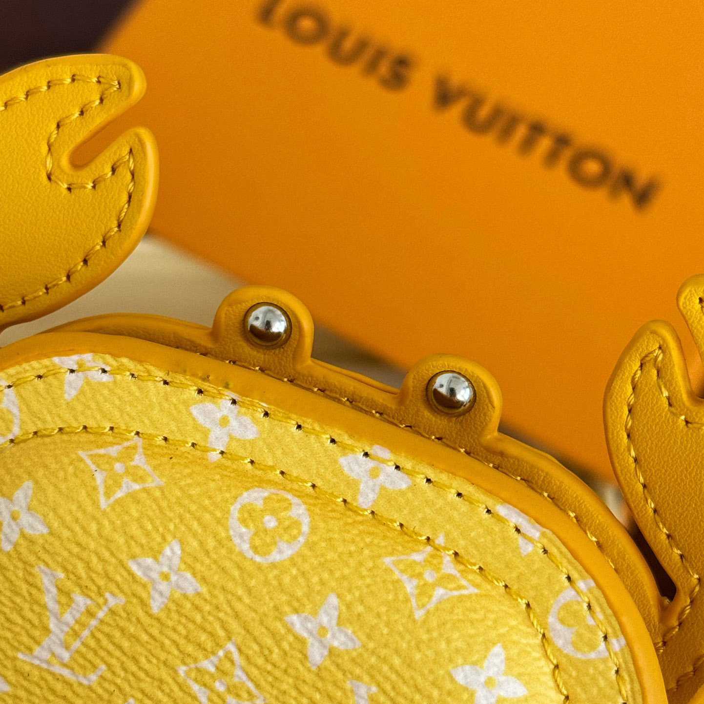 Louis Vuitton LV Crab Bag Charm   M01932 - 