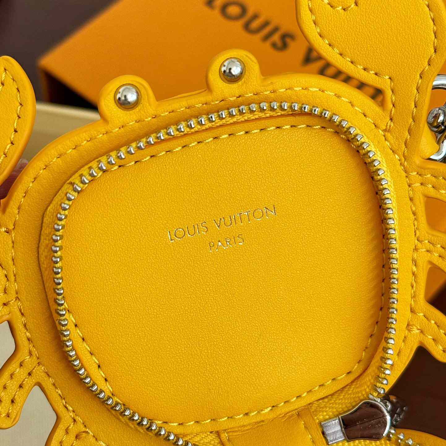 Louis Vuitton LV Crab Bag Charm   M01932 - 