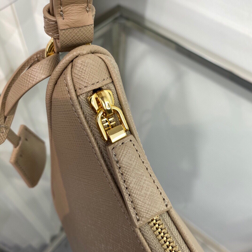 Prada Re-Edition 2005 Saffiano Leather Bag （ 22×18×6cm） - 