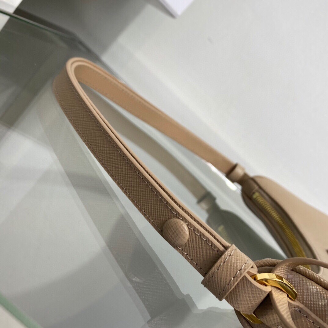 Prada Re-Edition 2005 Saffiano Leather Bag （ 22×18×6cm） - 