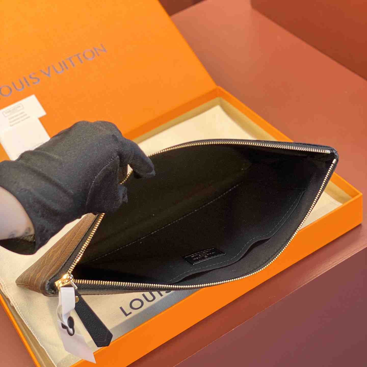 Louis Vuitton Daily Pouch  M62048 - 