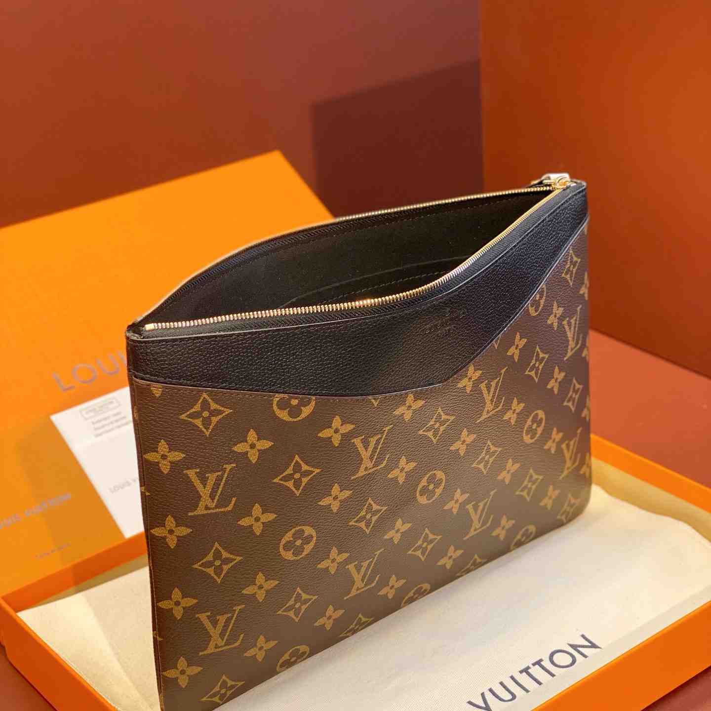 Louis Vuitton Daily Pouch  M62048 - 