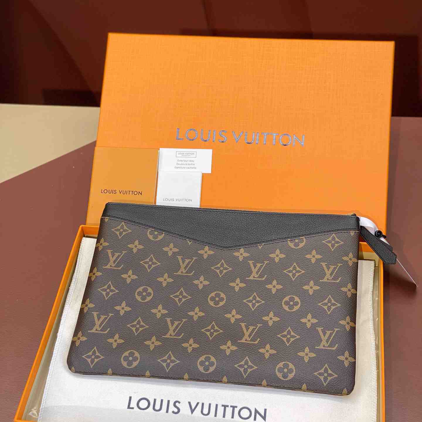 Louis Vuitton Daily Pouch  M62048 - 