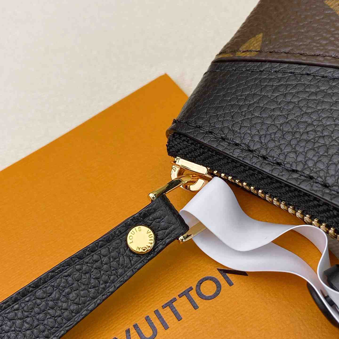 Louis Vuitton Daily Pouch  M62048 - 