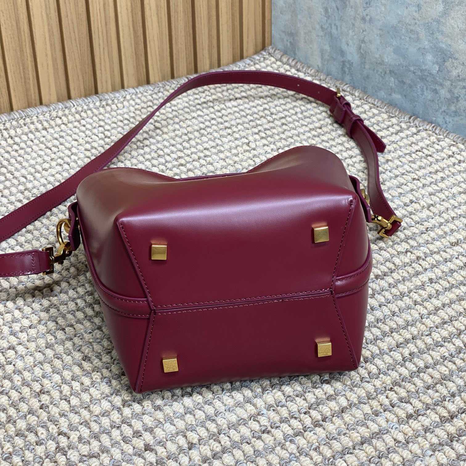 Saint Laurent Le 37 Small In Shiny Leather - DesignerGu