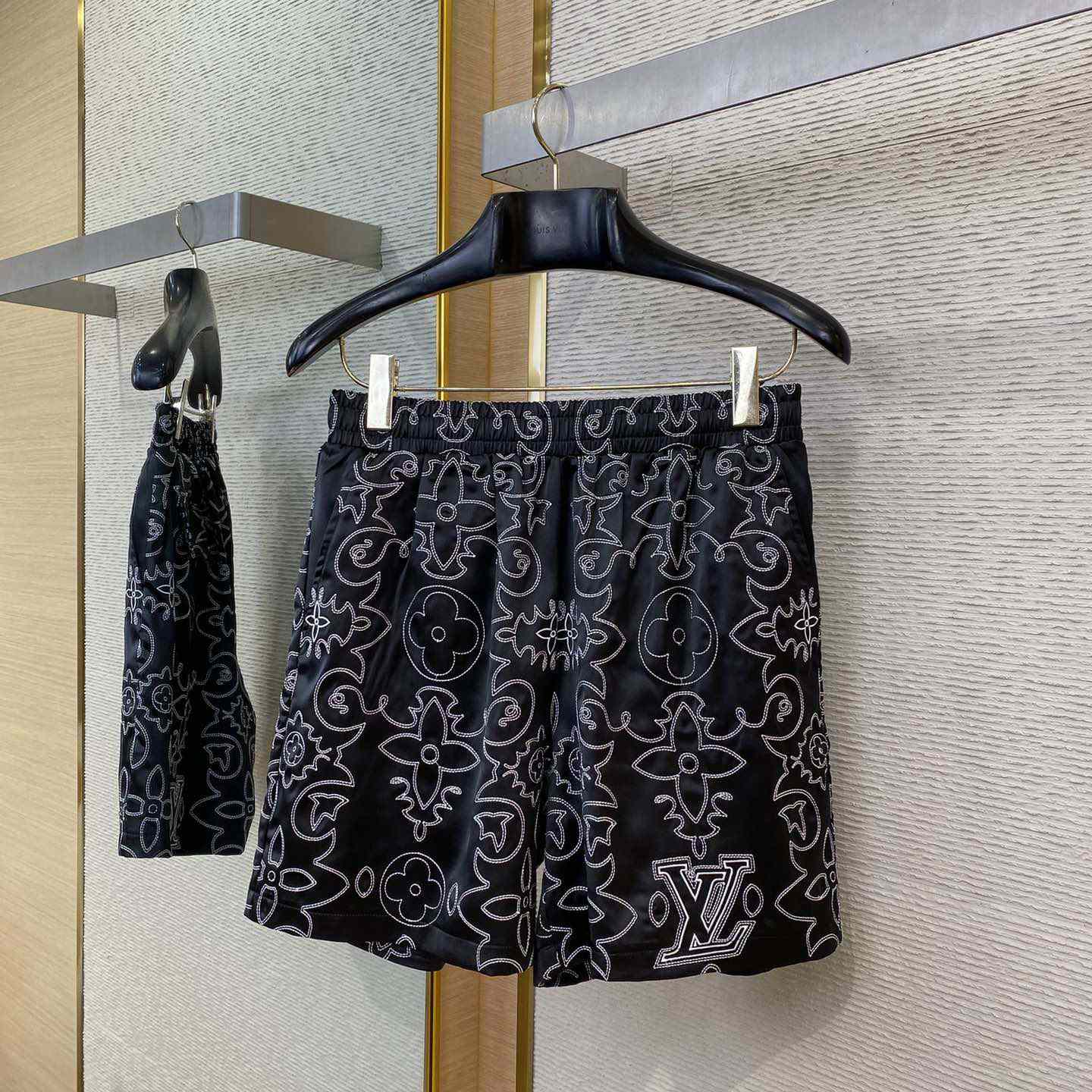 Louis Vuitton Printed Silk Shorts   1AFWOR - DesignerGu