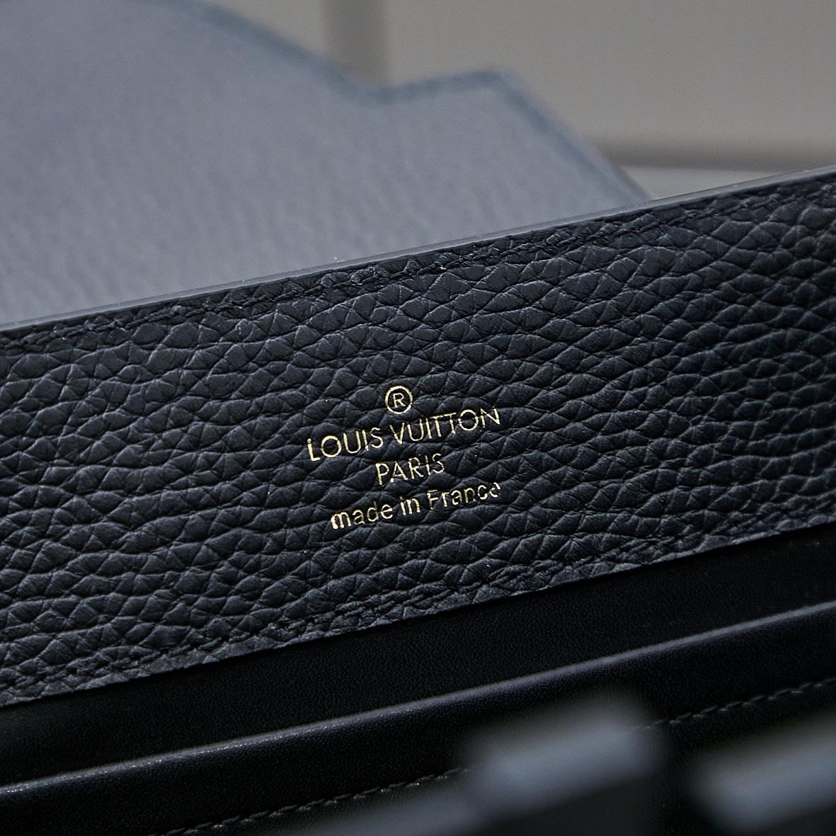 Louis Vuitton Capucines East-West MM  M23947 - 