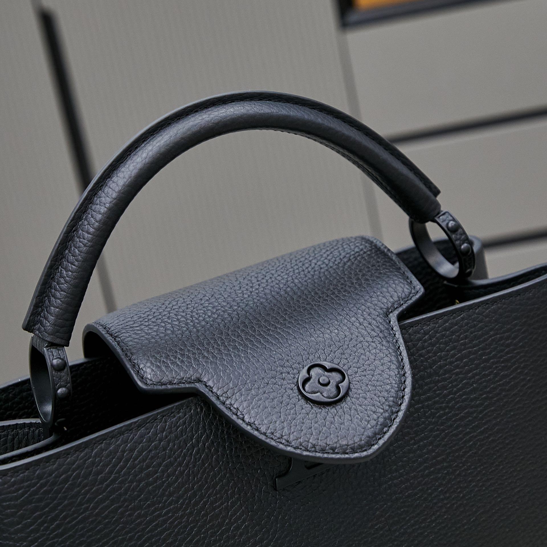 Louis Vuitton Capucines East-West MM  M23947 - 