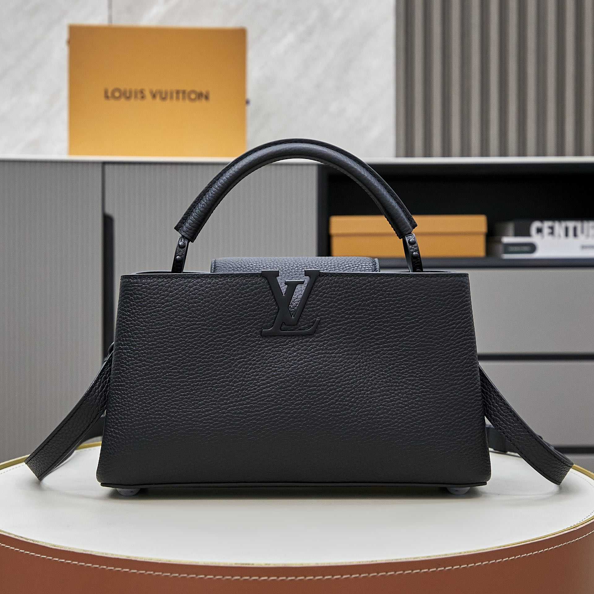 Louis Vuitton Capucines East-West MM  M23947 - 