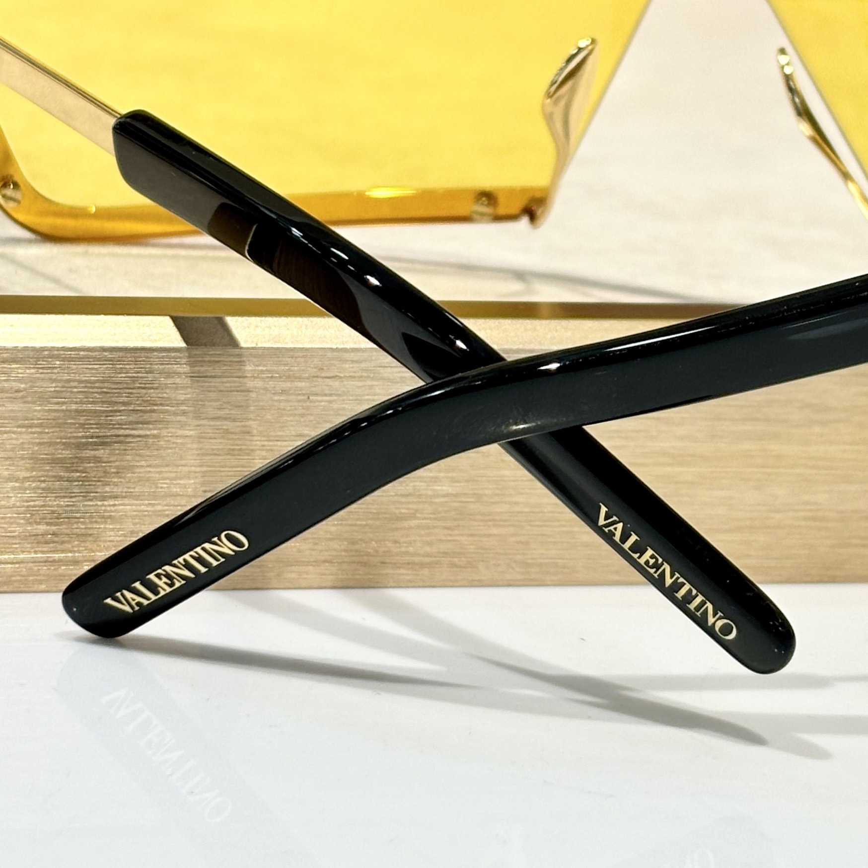 Valent Garavani V-Romask Sunglasses - DesignerGu