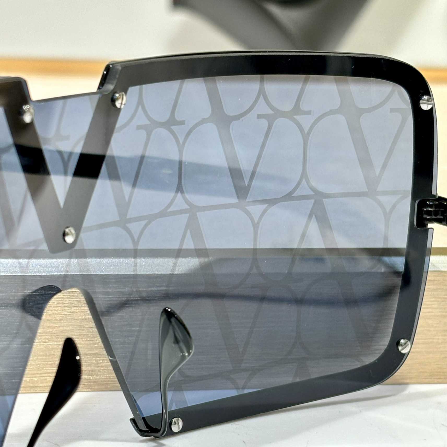Valent Garavani V-Romask Sunglasses - DesignerGu