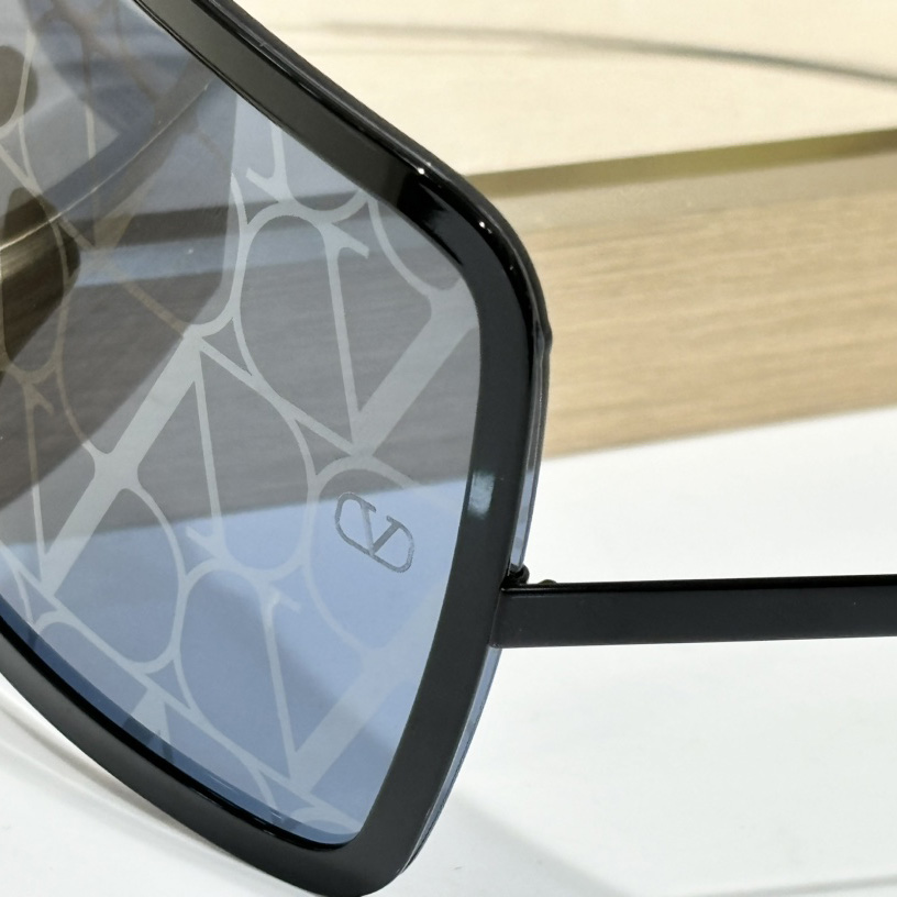 Valent Garavani V-Romask Sunglasses - DesignerGu