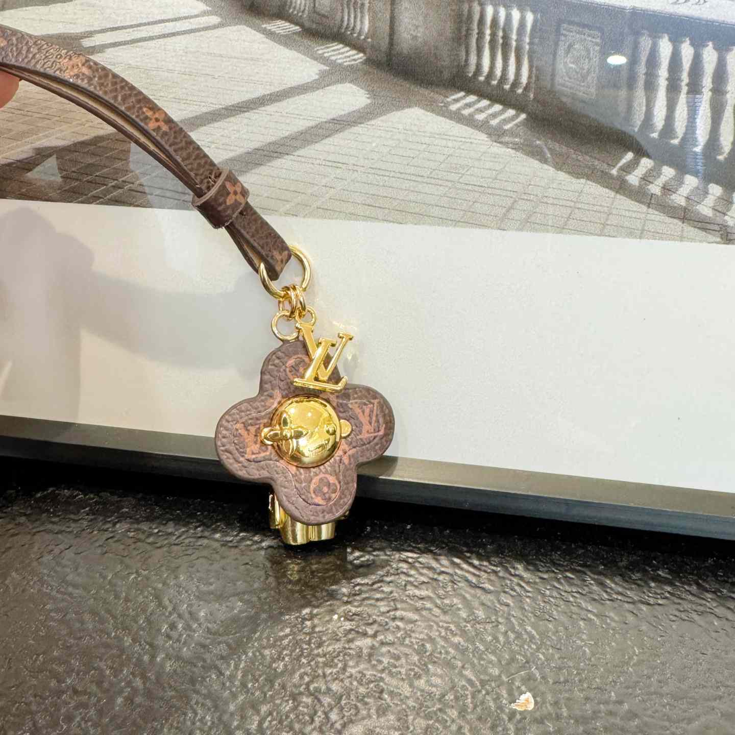 Louis Vuitton Mini Vivienne Bag Charm  M02177 - 