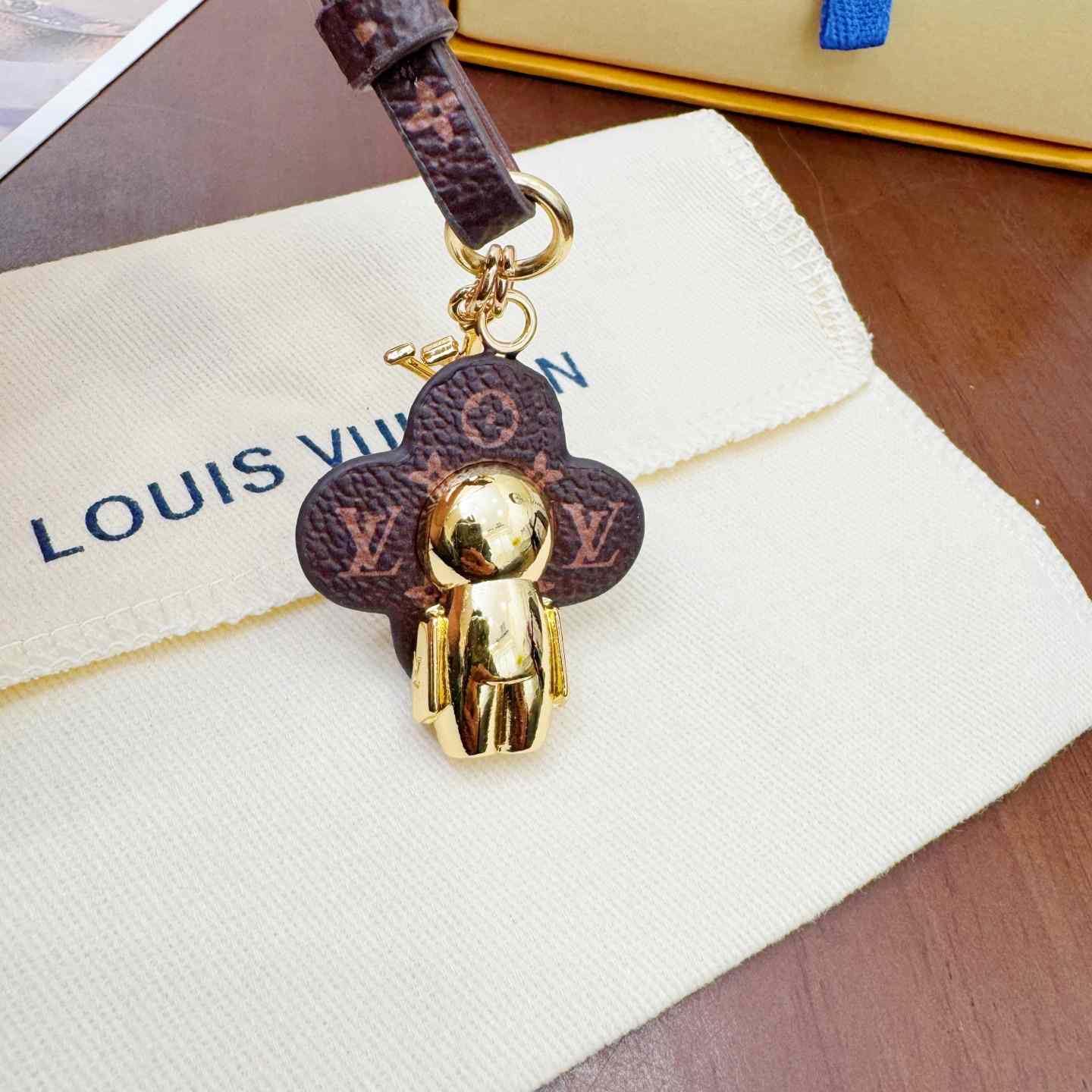 Louis Vuitton Mini Vivienne Bag Charm  M02177 - 