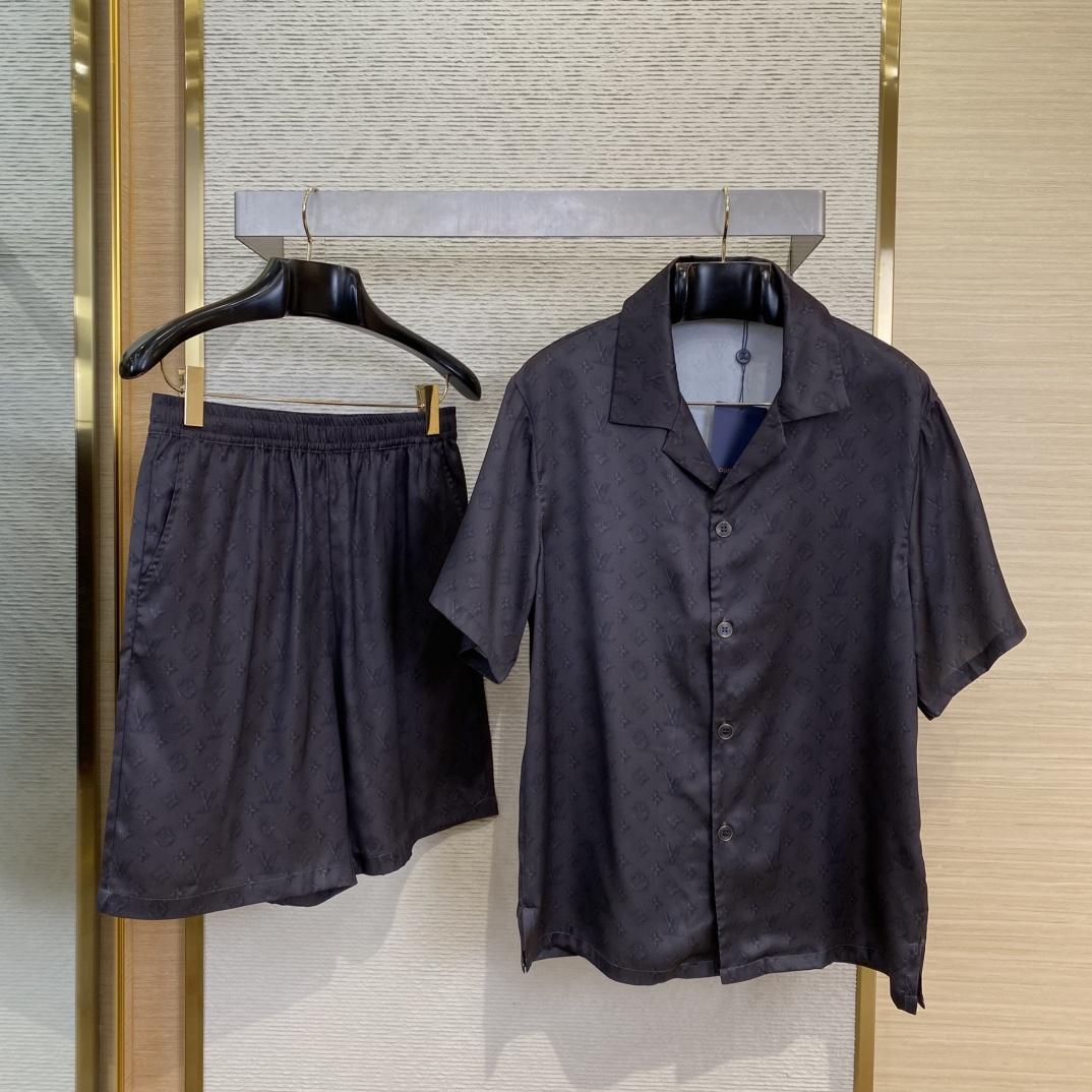 Louis Vuitton Tracksuits - DesignerGu