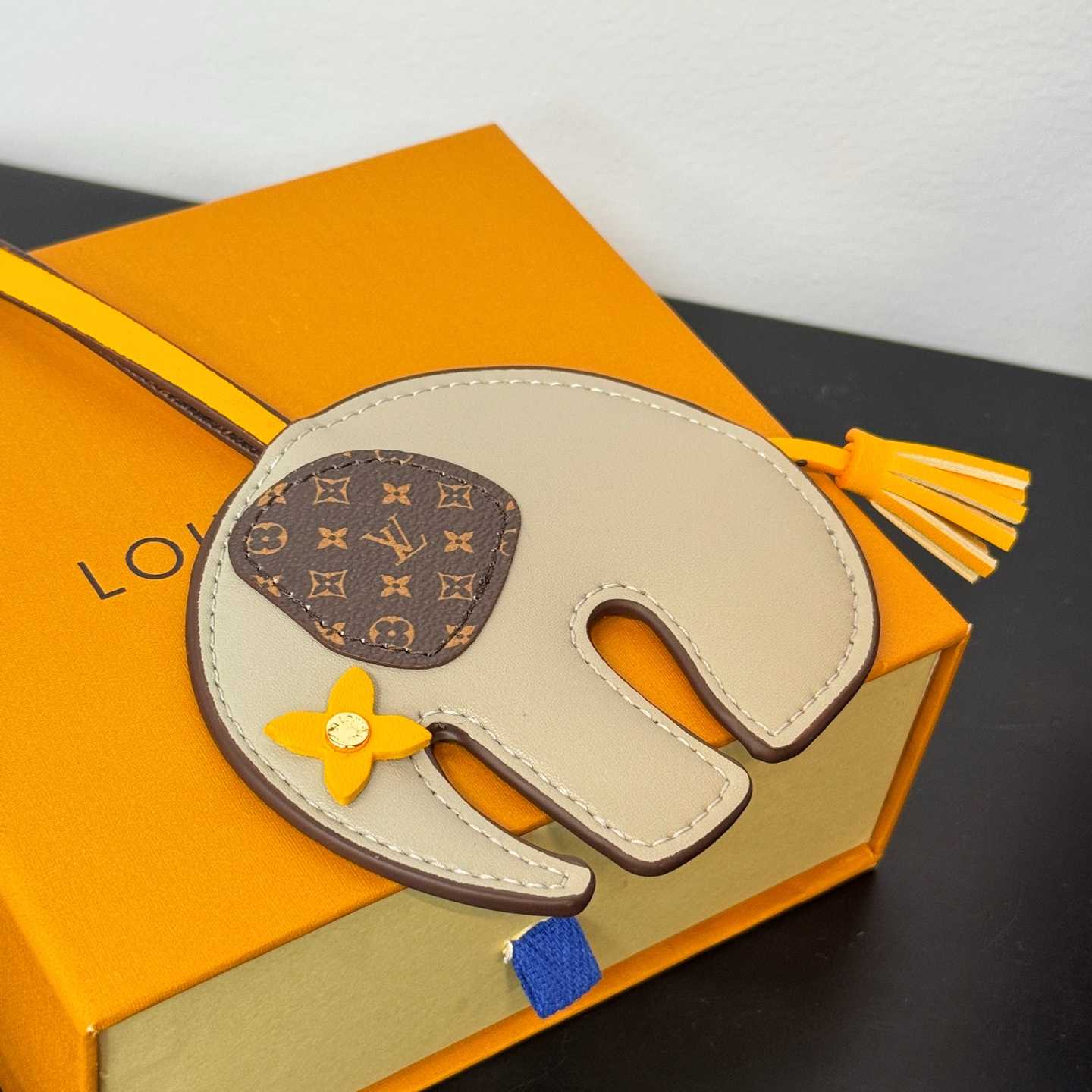 Louis Vuitton LV Elephant Bag Charm   M02384 - DesignerGu