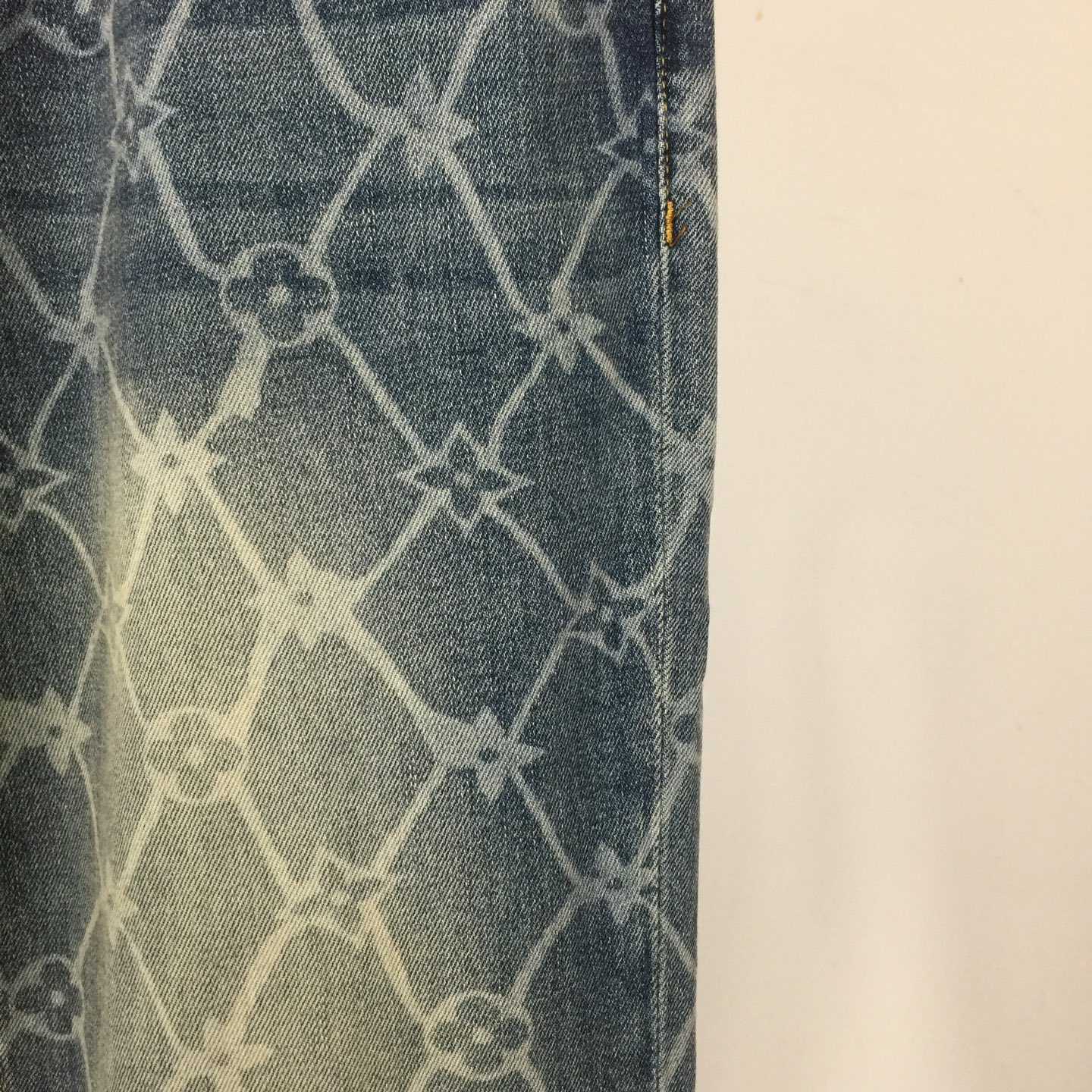 Louis Vuitton Jeans - DesignerGu
