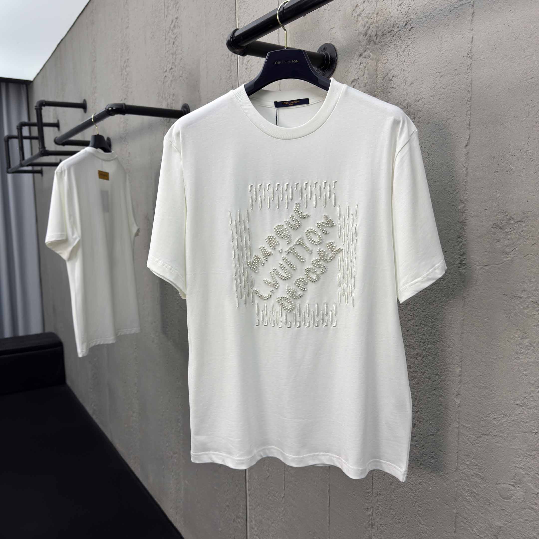 Louis Vuitton Embroidered Signature Cotton T-Shirt  1AFV77 - DesignerGu