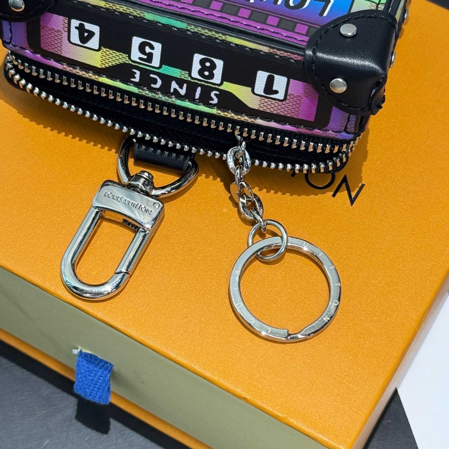 Louis Vuitton LV Stereo Bag Charm   M02395 - DesignerGu